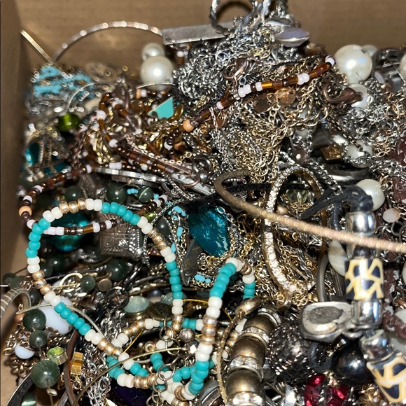 Tangled scrap lot, 4.72 lbs. un-searched, un-tested jewelry!  Lot 0131C - Picture 5 of 9